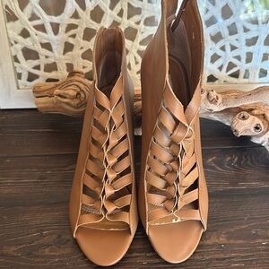 Kelsi Dagger Innis tan healed bootie size 9